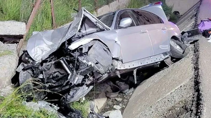 Un șofer de 67 de ani a „zburat” cu un BMW în șanț și l-a făcut praf. 3 răniți, în total - Foto: ISU Suceava