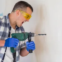 Amendă de 3.000 de lei dacă dai cu ciocanul și bormașina în apartament. De ce e periculos? - Foto: Freepik.com (rol ilustrativ)