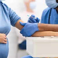 Vaccinurile anti-COVID-19 care folosesc tehnologia ARN mesager nu determină complicaţii în perioada de sarcină. / Foto: clevelandclinic.org
