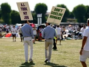 Și-au pierdut slujbele în favoarea AI, iar englezii scriu despre "poziția umilitoare" în care au ajuns: "Avem nevoie de oameni, nu de roboți"