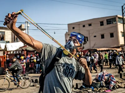 STRIGĂT DE LUPTĂ Marșurile conduse de Generația Z în Antananarivo au început în septembrie, din cauza penuriei de apă și energie electrică, înainte de a cere demisia președintelui Madagascarului, Andry Rajoelina