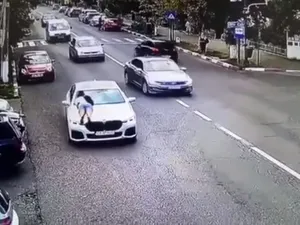 O tânără și-a surprins soțul cu amanta în BMW-ul lor Seria 7. S-a urcat pe capotă în mers - Foto: captură video