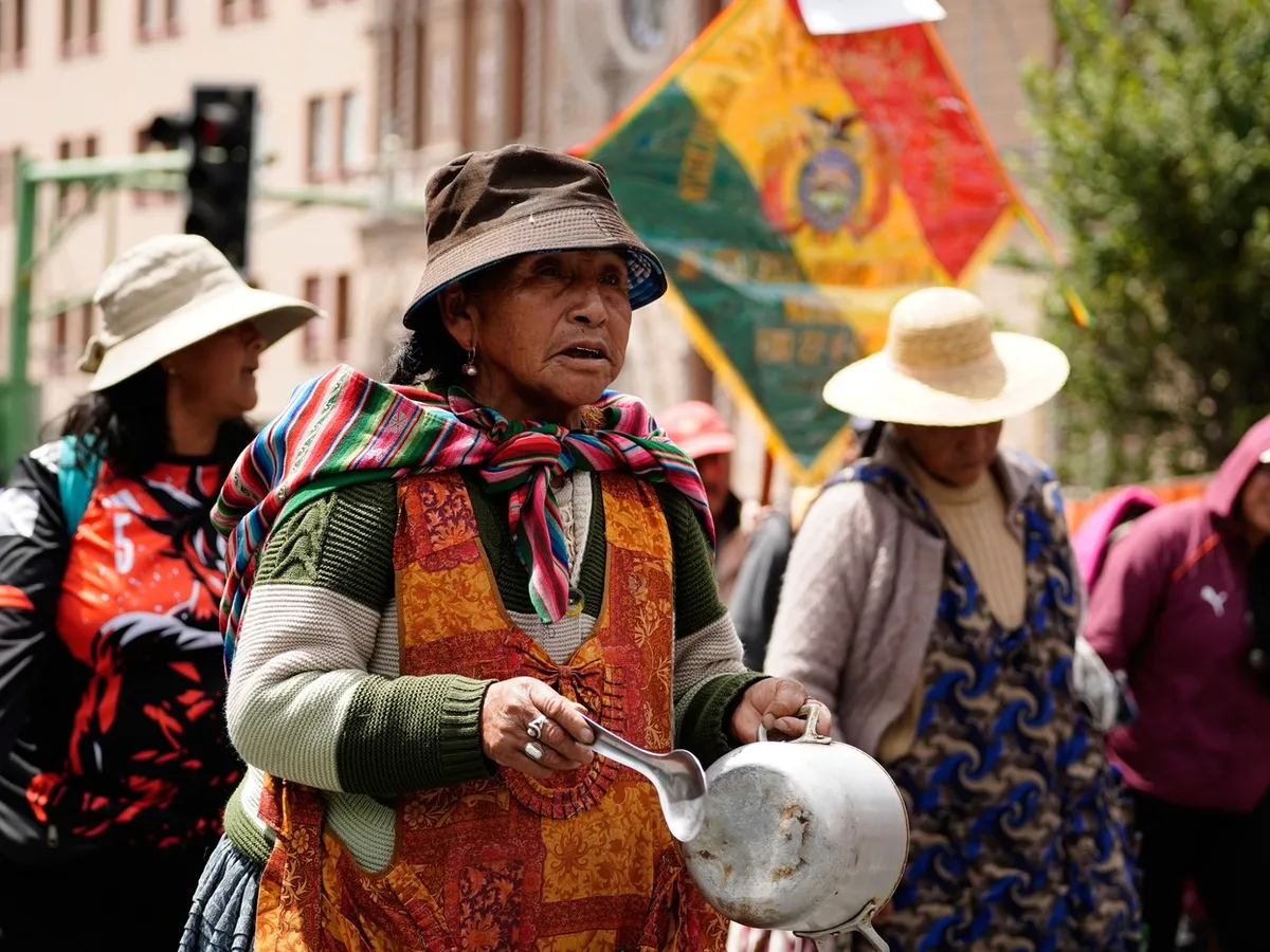 VIDEO Prețurile la benzină și motorină s-au dublat, de la 0,5$/l la 1$/l. Populația a ieșit în stradă