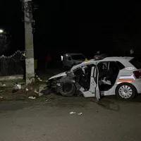 Un echipaj de poliție a intrat cu girofarul în stâlp. / Foto: news.ro