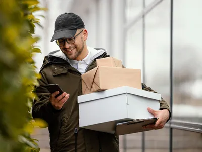 ANCOM: Recomandări pentru livrarea coletelor de sărbători și obligațiile furnizorilor și expeditorilor - Foto: Freepik (Imagine cu rol ilustrativ)