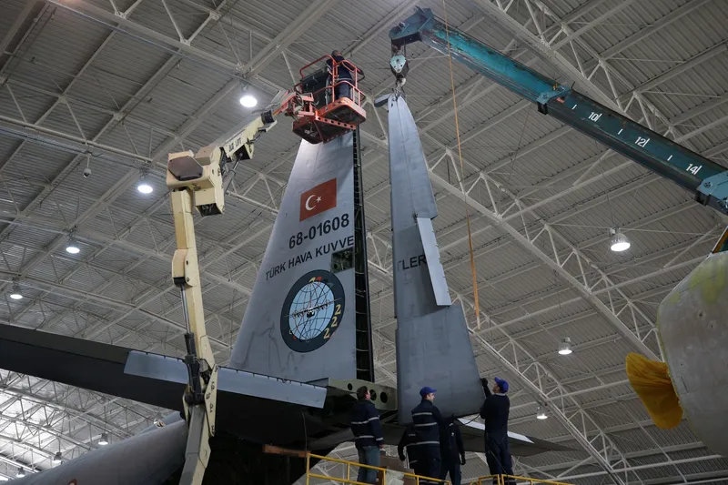 Montajul unei aeronave C-130 la Direcția a 2-a a Fabricii de Întreținere Aeriană din Kayser - Foto: Profimedia Images
