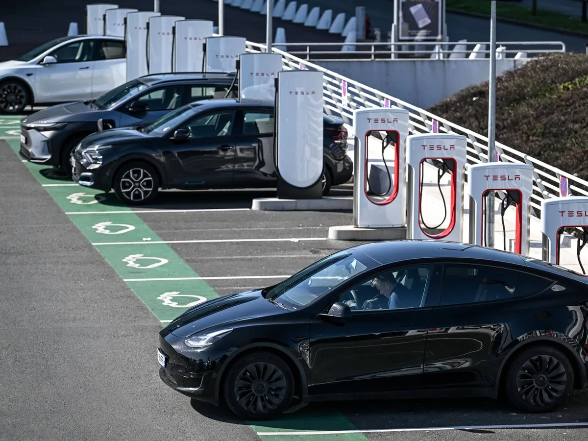 Mașinile electrice, bani aruncați. Pierd 60% din preț în 5 ani. Dai 50.000€ pe Tesla, mai iei 20.000 - Foto: Profimedia Images (Imagine cu rol ilustrativ)