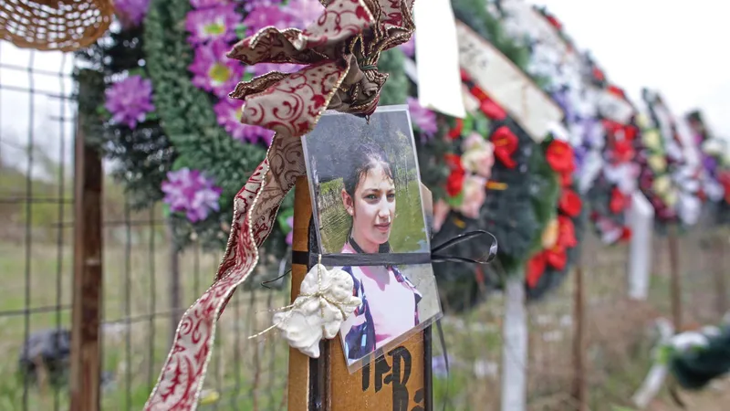 Melek e îngropată la marginea cimitirului din Piatra Neamț. Foto: Inquam Photos/Octav Ganea