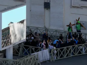 S-a ales noul Papă! Fumul alb s-a înălțat deasupra Capelei Sixtine. Catolicii, în sărbătoare. Cine e - FOTO: Profimedia (imagine cu rol ilustrativ)