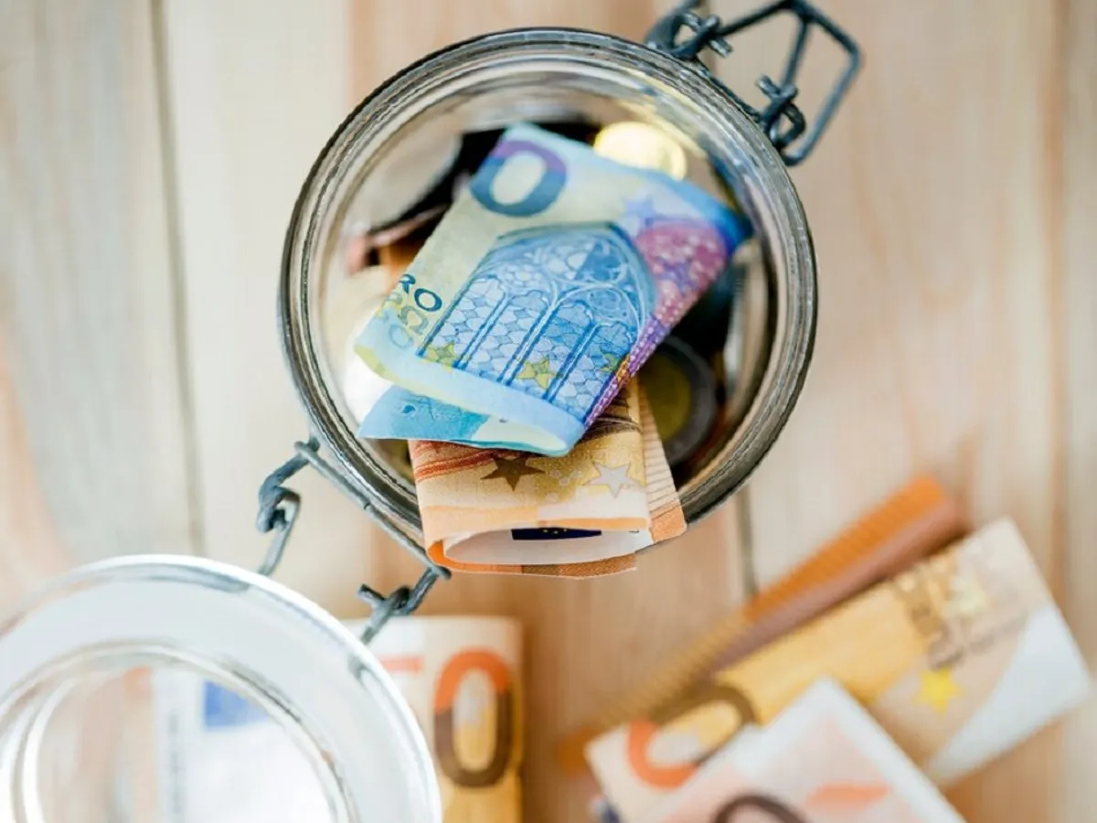 Cum trăiesc românii care au salariu sub 3.000 de lei/lună? Pe ce dau banii? ”Lumea pricepe mai greu” - Foto: Freepik (rol ilustrativ)
