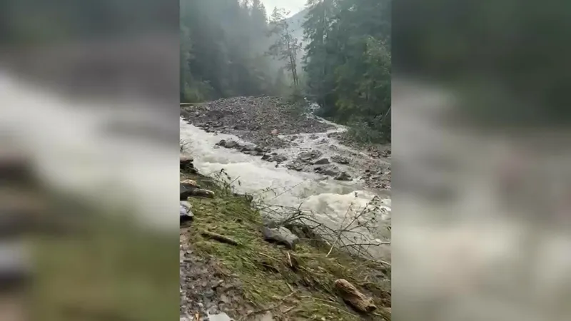 Intervenți dificilă în Masivul Făgăraș după ce un drum de acces s-a rupt. Turiștii au rămas blocați Foto: Stirile ProTV