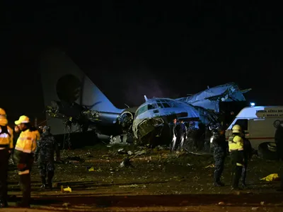 Un avion militar C-130 al armatei boliviene s-a prăbușit pe o autostradă din apropierea aeroportului din La Paz - Foto: Profimedia Images