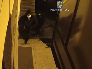 Tâlhărie în stil „Scary movie”, la Brașov. „Actorii” au fost arestați de polițiști - Foto: captură video