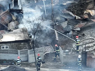 Pompieri la incendiul din Soveja - Foto: ISU Vrancea
