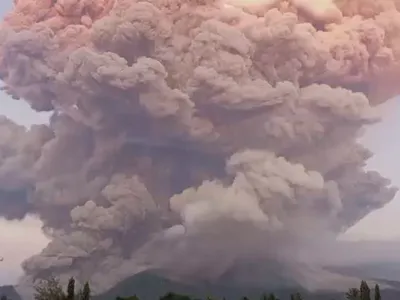Erupție spectaculoasă a vulcanului Lewotobi Laki-laki. Mai multe zboruri către Bali, anulate - Foto: Profimedia Images