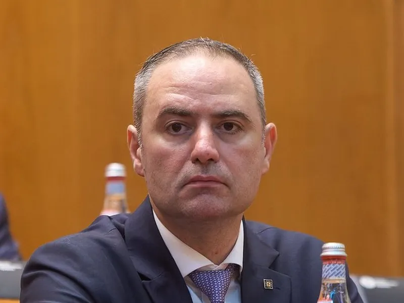 Alexandru Nazare, ministru desemnat al Finanţelor pe atunci, aşteptând votul de învestitură - Foto: Profimedia Images