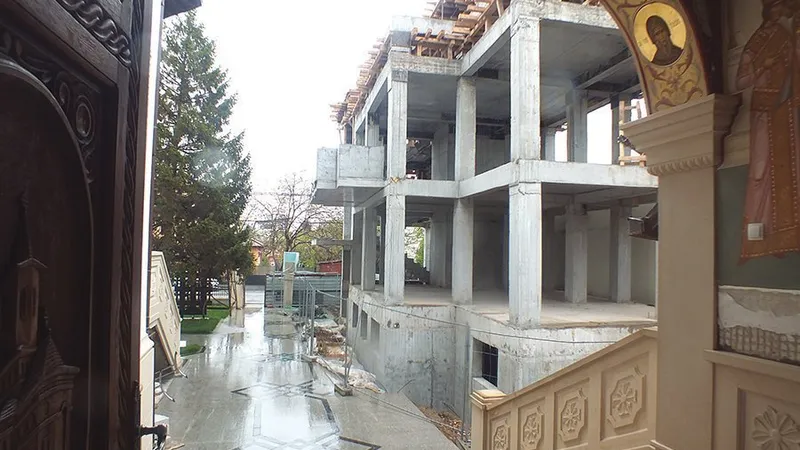 În curtea bisericii se construiește o clădire în care va funcționa o bibliotecă și un after school pentru copiii din zonă