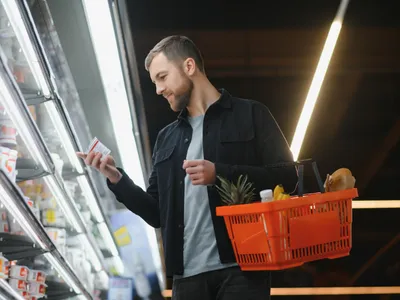 Bărbat care face cumpărături într-un supermarket - Foto: Freepik (rol ilustrativ)