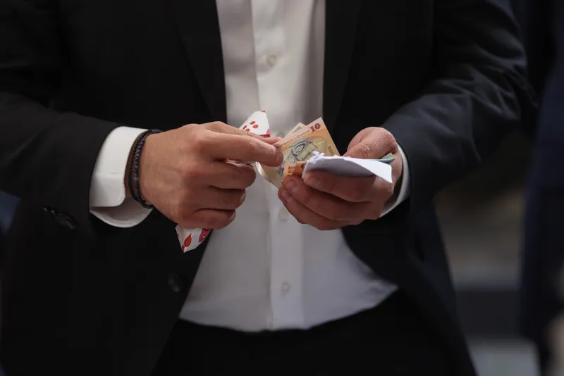 Înşelat să vireze 42.000 de lei într-un cont bancar. Ce i s-a promis