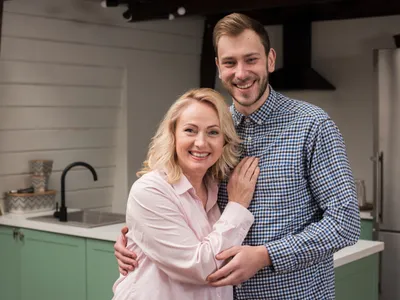 Motivul pentru care unii bărbați aleg să trăiască cu mama lor în loc de propria familie. Ce poți să faci? - Foto: Freepik (Imagine cu rol ilustrativ)