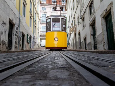 AMENDĂ de aproape 2.000 de lei pentru șoferii români care depășesc tramvaiul. De ce NU e voie? - Foto: Freepik (imagine cu rol ilustrativ)