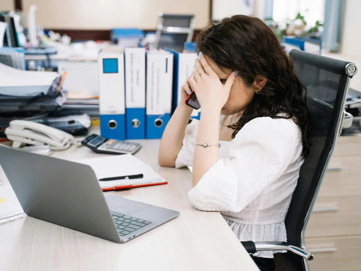 Femeie făcând calcule complicate - Foto: Pexels/Anna Tarazevich