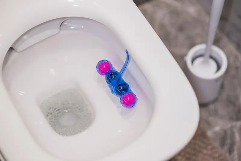 Cum scapi de petele galbene din toaletă cu un truc simplu? Ai nevoie de ceva din congelator: Foto: Freepik