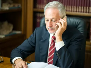 Magistrat vorbind la telefon - Foto: Freepik