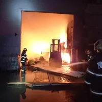 Pompierii luptă de aproape 24 de ore cu flăcările. Foto: ISU Prahova/Facebook