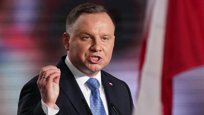 Scriitorul şi jurnalistul polonez Jakub Zulczyk este pus sub acuzare pentru că l-a jignit pe preşedintele Andrzej Duda într-o postare pe Facebook. / Foto: bbc.com