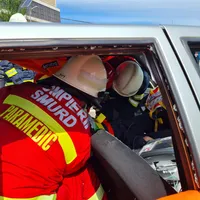 Două persoane au fost rănite după ce au intrat cu mașina într-un TIR pe DN2/FOTO: Facebook/ISU Neamț
