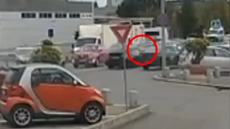 Un șofer a lovit și omorât o mama de 35 de ani angajată în traversarea Șoselei Berceni pe o trecere de pietoni - Foto: captură video