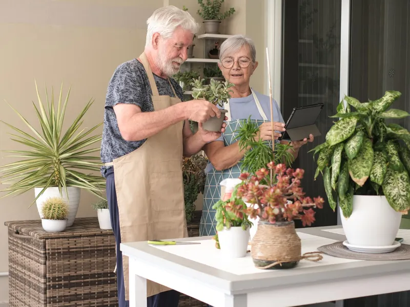 Pensionari îngrijesc grădina la pensie - Foto: Freepik