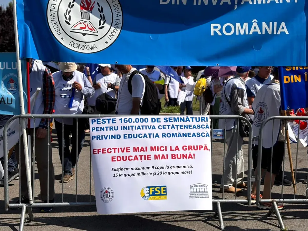 Profesorii protestează în fața Parlamentului cu câteva zile înainte de Bacalaureat. Cer normă redusă