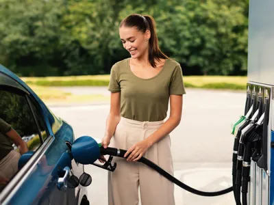 Femeie la pompă - Foto: Freepik