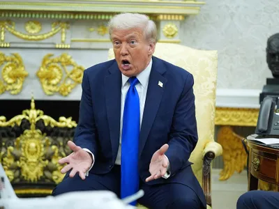 Donald Trump vorbeşte în timpul unei întrevederi cu premierul canadian Mark Carney - Foto: Profimedia Images