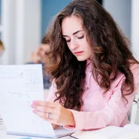 Doi elevi prinși cu echipamente video de 3.000 € la BAC. O fată și-a scris fițuici pe picioare - Foto: Freepik (rol ilustrativ)