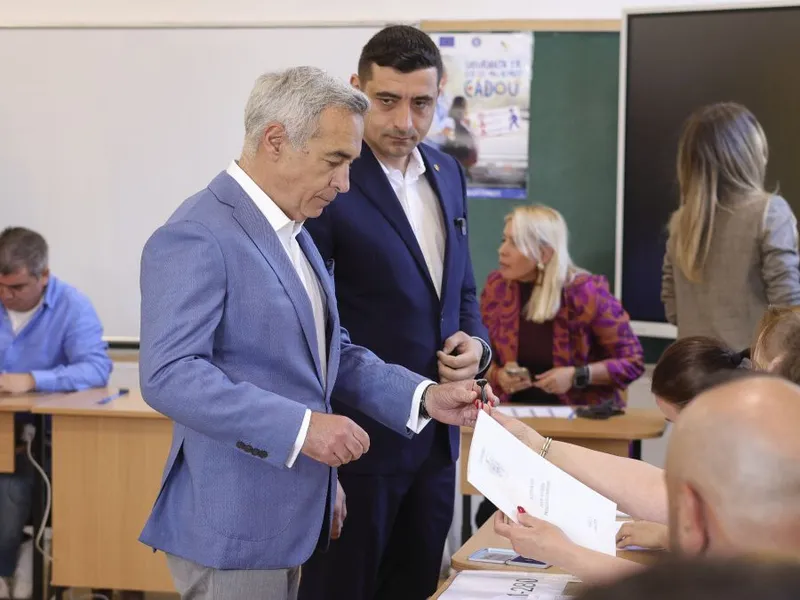 George Simion şi Călin Georgescu, la vot, duminica trecută - Foto: INQUAM PHOTOS/Octav Ganea