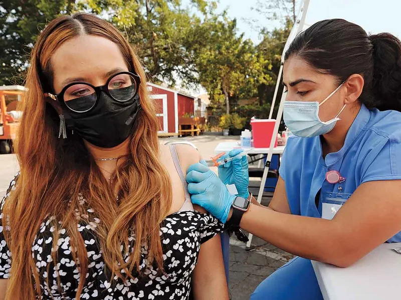 un vizitator din Mexico City este vaccinat în Los Angeles