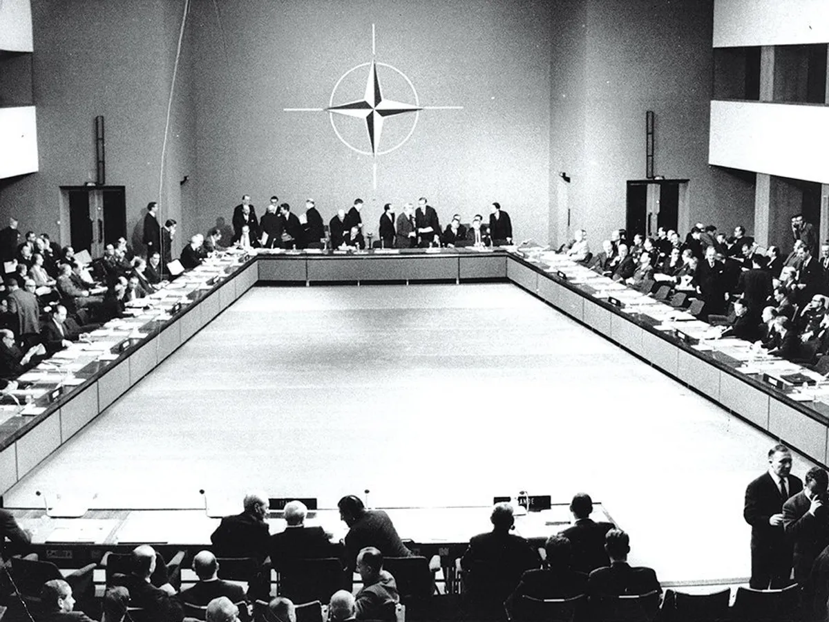 La 9 martie 1966, Charles de Gaulle a retras Franța de la comanda militară a NATO și a cerut forțelor aliate să părăsească țara sa