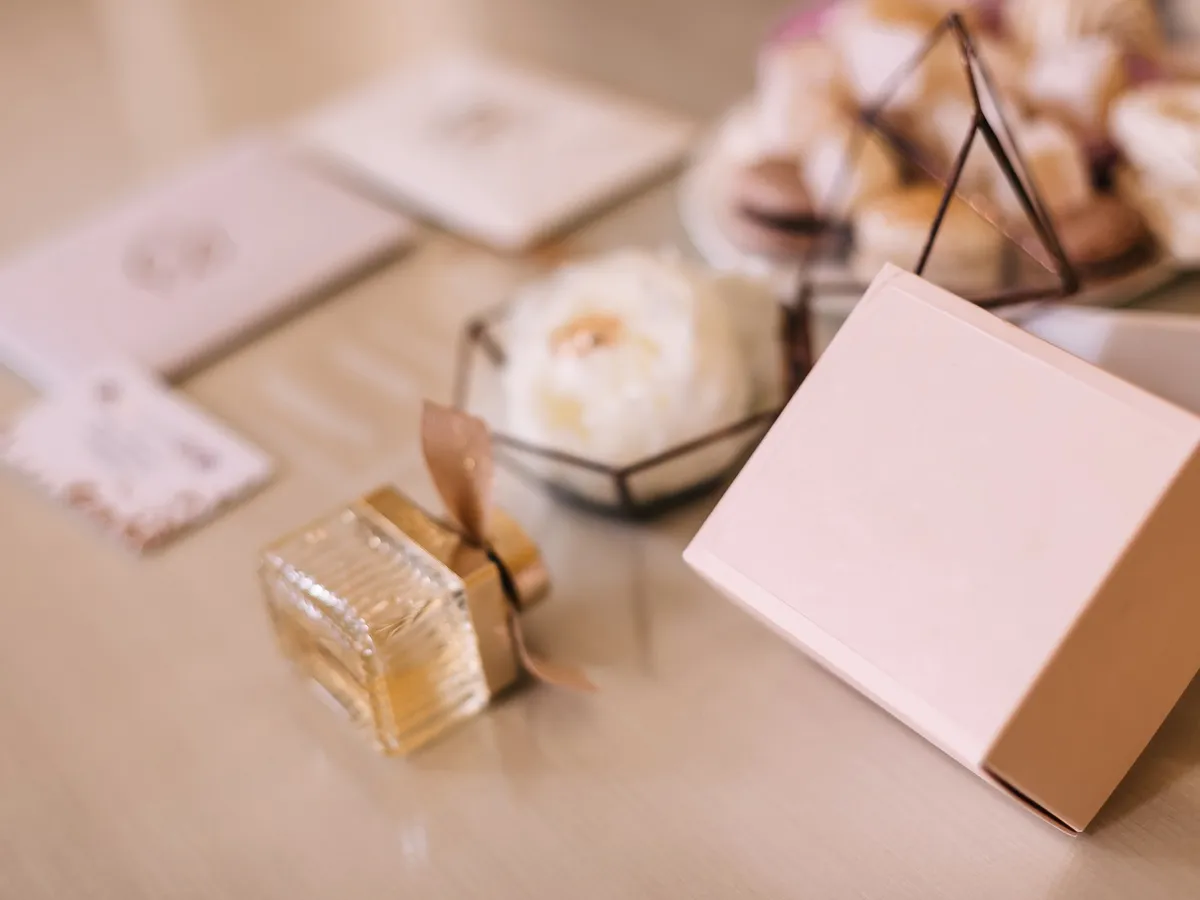 Tradiții de nuntă: cum alegi un cadou de mulțumire pentru nași, fără să exagerezi (P)