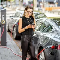Mașină electrică la încărcat. - Foto: Profimedia Images