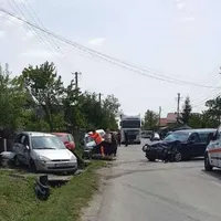 Un dric Mercedes s-a lovit cu un Ford Focus. / Foto: Info Trafic 24, Facebook
