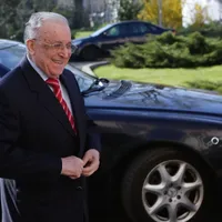 Ion Iliescu a reușit să stea pe marginea patului de spital. Cum se simte fostul președinte? - Foto: Arhiva