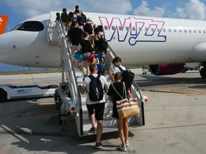 Pasageri Wizz Air la îmbarcare - Foto: Profimedia Images