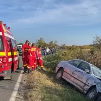 Un șofer a băut bere cu tărie la „socrii” și a plecat cu iubita cu BMW-ul. Au ajuns în șanț - Foto: presasm.ro