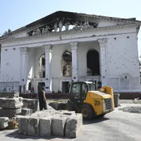Rușii demolează teatrului dramatic din Mariupol. Vor să ascundă cele peste 300 crimele comise - FOTO: Profimedia