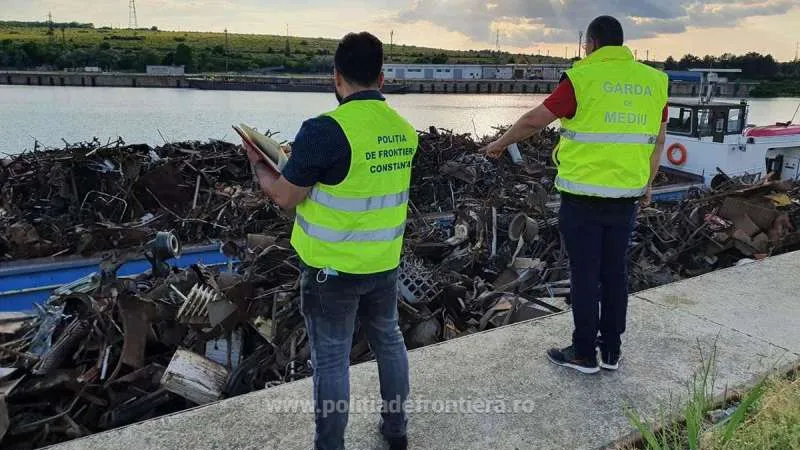 Şlepuri cu peste 1.000 tone de deşeuri din Bulgaria, depistate în Portul Murfatlar. / Foto: politiadefrontiera.ro