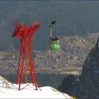 Gondola care urcă la Cota 2000 de metri din Bucegi a fost oprită din cauza vântului puternic Foto: captură Youtube