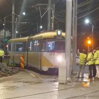Un stâlp a fost tăiat din calea liniilor de tramvai la Timișoara. Măsurătorile din proiect, pe lângă Foto: Opinia Timișoarei